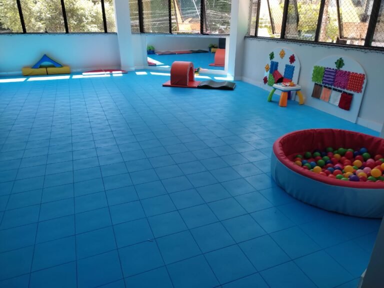 Crianças seguras como reduzir risco de queda no piso para brinquedoteca